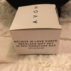 $10 SALE❤️NIB Avon Believe in Love Curve Necklace
